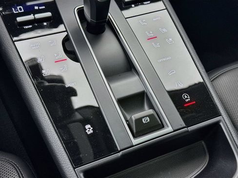 Certified 2025 Porsche Macan AWD/4WD image 22