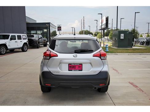 Used 2018 Nissan Kicks SV FWD image 7