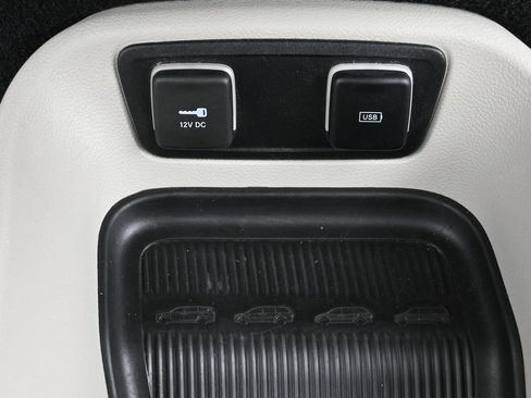 Used 2020 Chrysler Pacifica Limited FWD image 19