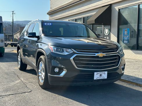 Used 2021 Chevrolet Traverse LT image 1