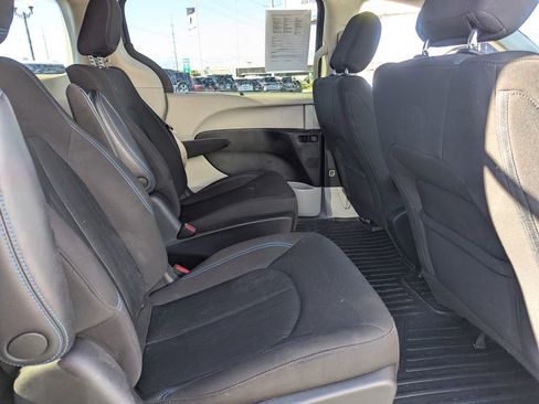 Used 2021 Chrysler Pacifica Touring image 34