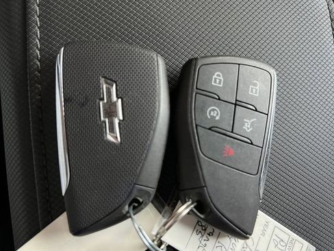Used 2025 Chevrolet Equinox EV RS FWD image 25