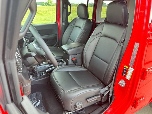 Used 2025 Jeep Wrangler Unlimited Sahara w/ Safety Group AWD/4WD image 11