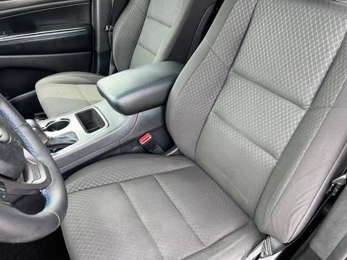 Used 2018 Jeep Grand Cherokee Laredo AWD/4WD image 24