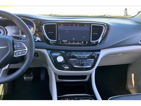 Used 2023 Chrysler Pacifica Limited image 6