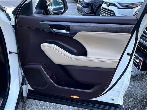 Used 2021 Toyota Highlander Platinum image 20