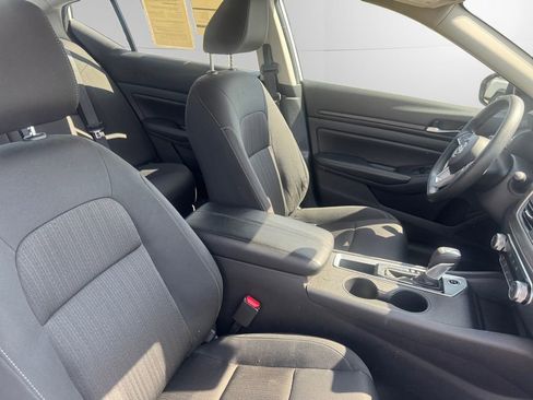 Used 2025 Nissan Altima 2.5 SV FWD image 15