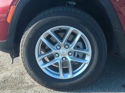 Used 2024 Jeep Grand Cherokee Laredo X image 10