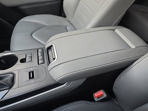 Used 2021 Toyota Highlander XLE image 66