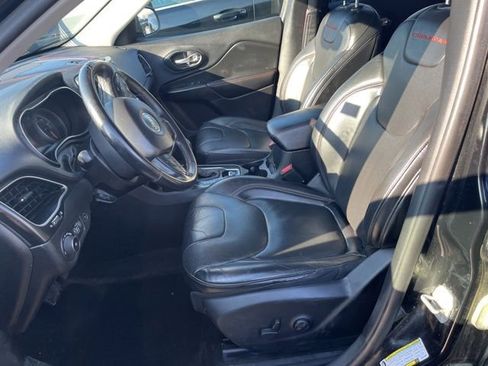 Used 2019 Jeep Cherokee Trailhawk AWD/4WD image 13