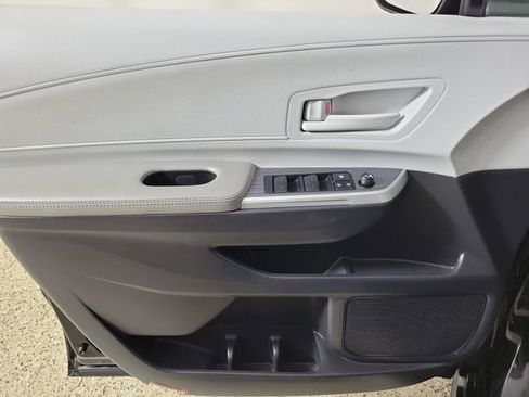 Used 2025 Toyota Sienna LE FWD image 21