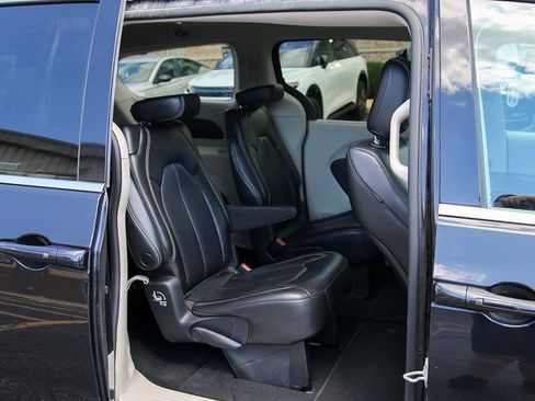 Used 2023 Chrysler Pacifica Touring-L FWD image 20