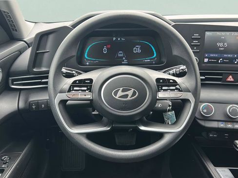 Certified 2025 Hyundai Elantra SE FWD image 16