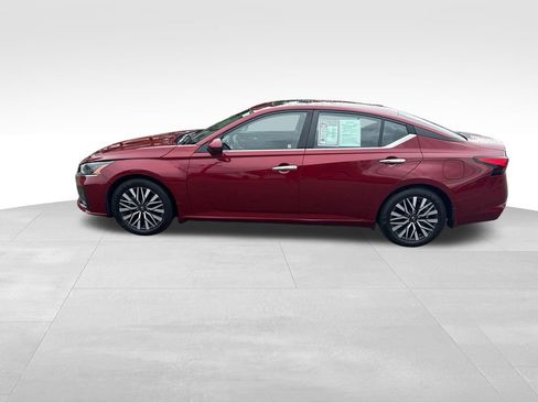Used 2024 Nissan Altima 2.5 SV w/ SV Premium Package FWD image 3