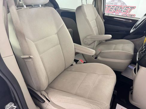 Used 2019 Dodge Grand Caravan SE w/ UConnect Hands-Free Group image 31