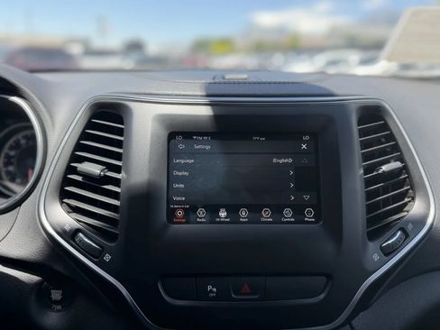 Used 2020 Jeep Cherokee Latitude Plus AWD/4WD image 30