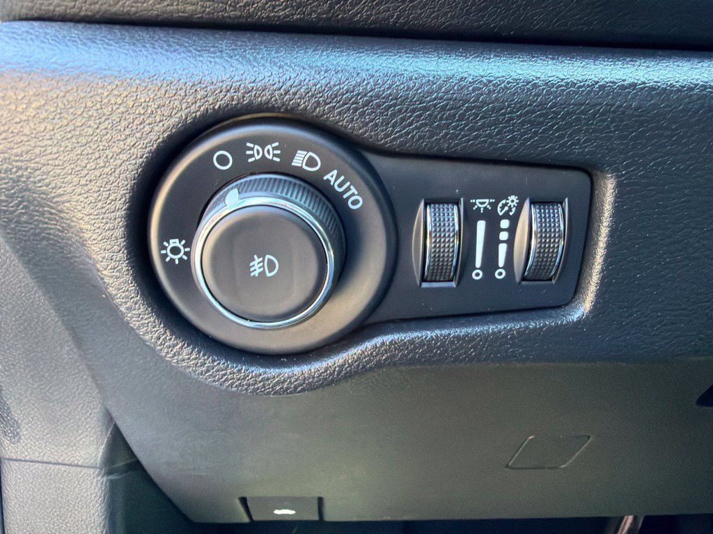 Used 2025 Chrysler Pacifica Select FWD image 24