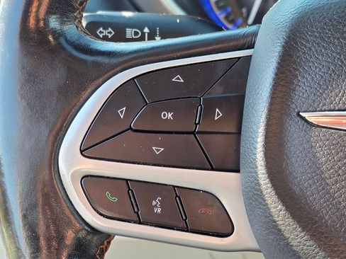 Used 2020 Chrysler Pacifica Touring-L FWD image 17