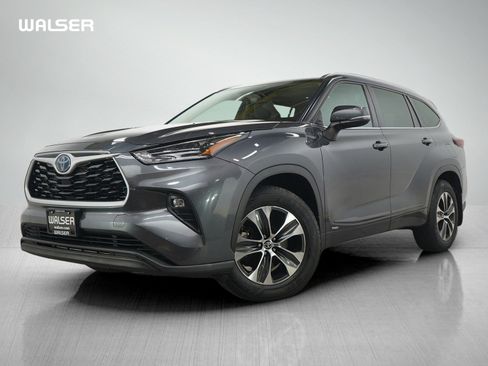 Used 2021 Toyota Highlander XLE AWD/4WD image 1