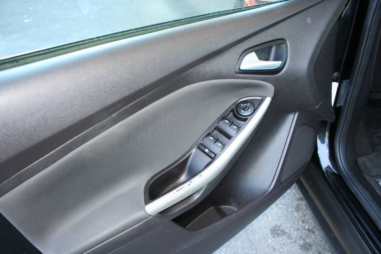 Used 2014 Ford Focus SE w/ Equipment Group 201A FWD image 16
