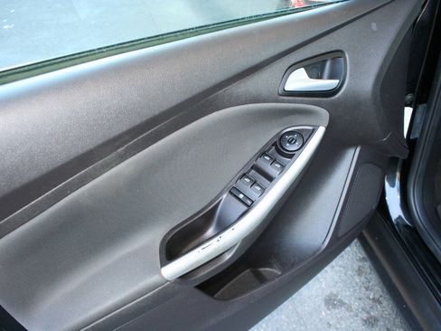 Used 2014 Ford Focus SE w/ Equipment Group 201A FWD image 16