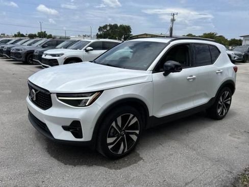 Used 2023 Volvo XC40 B5 Plus w/ Climate Package AWD/4WD image 1