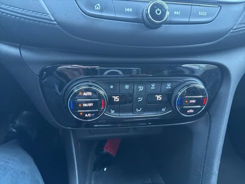 Used 2022 Buick Encore GX Essence image 12