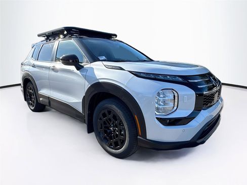 New 2026 Mitsubishi Outlander SE image 2