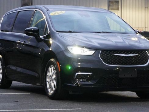 Used 2024 Chrysler Pacifica Touring-L image 2