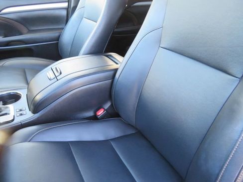Used 2019 Toyota Highlander XLE image 17