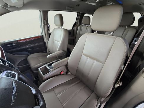Used 2016 Chrysler Town & Country Touring FWD image 6