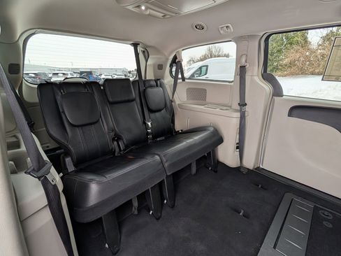 Used 2016 Chrysler Town & Country Touring image 22