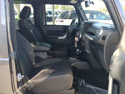 Used 2017 Jeep Wrangler Sahara w/ Connectivity Group image 13