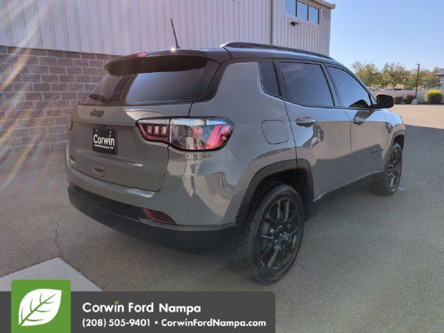 Used 2023 Jeep Compass Latitude w/ Convenience Group AWD/4WD image 3