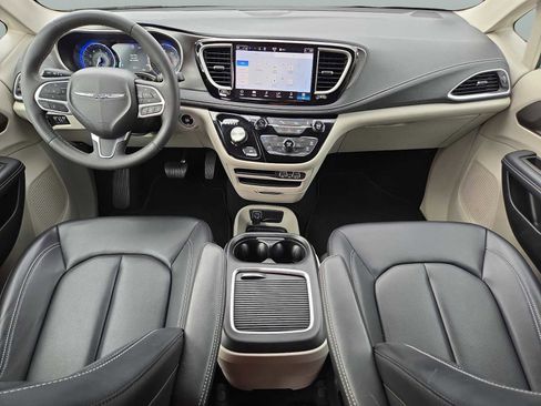 Used 2023 Chrysler Pacifica Touring-L image 32