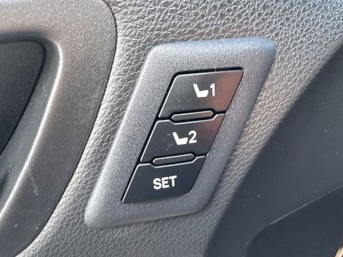 Used 2025 Toyota Sienna Platinum image 30