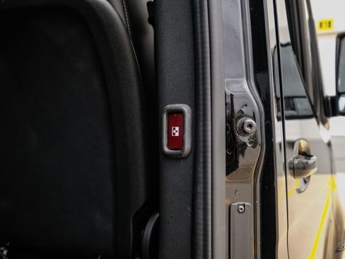 Used 2024 Mercedes-Benz Sprinter 2500 image 75