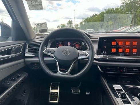 Used 2024 Volkswagen Atlas Peak Edition SE AWD/4WD image 21
