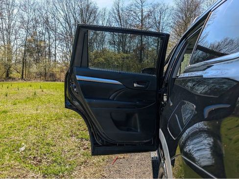 Used 2019 Toyota Highlander XLE AWD/4WD image 11