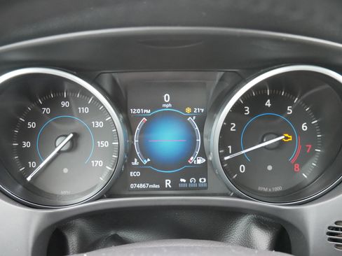 Used 2018 Jaguar F-PACE Premium image 32