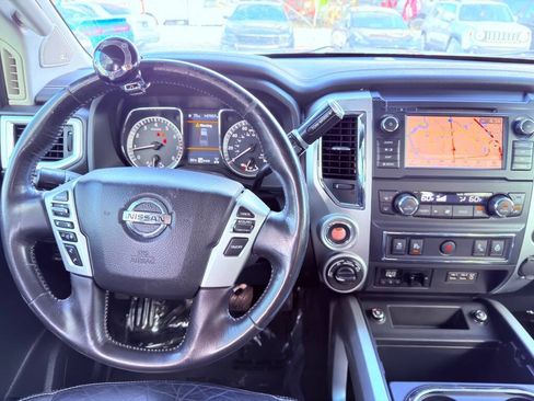 Used 2019 Nissan Titan PRO-4X w/ Pro-4x Convenience Package AWD/4WD image 16