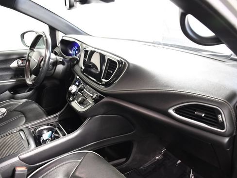 Used 2022 Chrysler Pacifica Limited w/ Uconnect Theater Family Group FWD image 19