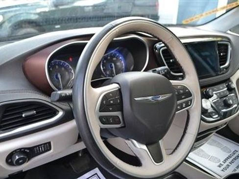 Used 2017 Chrysler Pacifica Limited w/ UConnect Theater Package FWD image 17