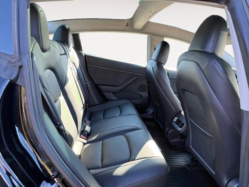 Used 2023 Tesla Model 3 Standard Range image 18