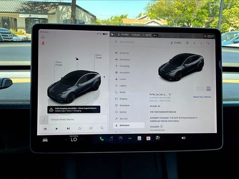 Used 2022 Tesla Model Y Long Range image 11