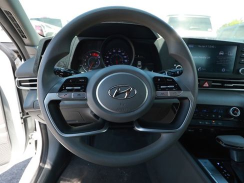 Used 2022 Hyundai Elantra SEL image 6