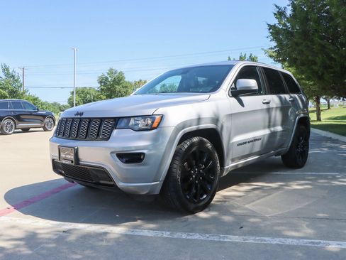 Used 2018 Jeep Grand Cherokee Altitude RWD image 3