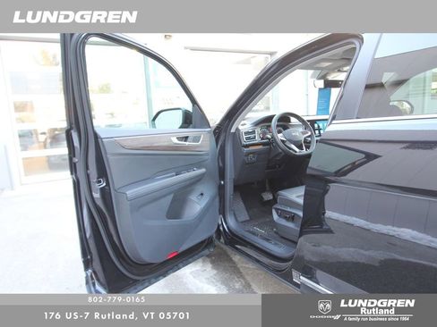 Certified 2025 Volkswagen Atlas SEL image 11