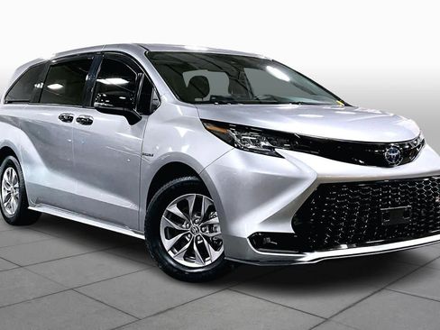 Certified 2022 Toyota Sienna LE image 2