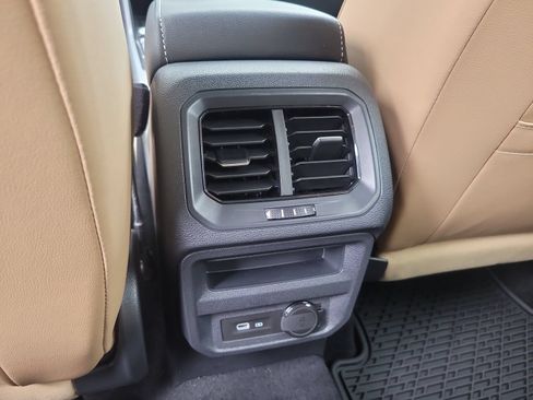 Used 2024 Volkswagen Tiguan SE w/ Panoramic Sunroof Package FWD image 12